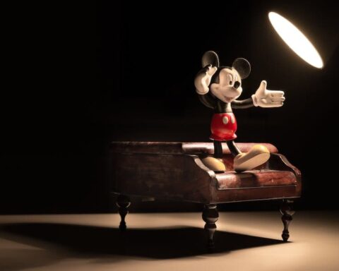 why does mickey mouse wear gloves